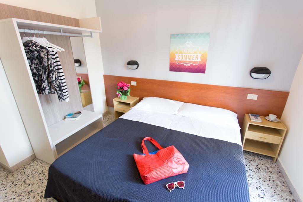 Hotel Byron Solo Per Giovani Riccione Room photo